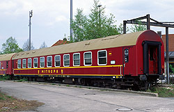 roter Schlafwagen WLAB 177 (51 80 70-40 205-3) im Bw Osnabrück abgestellt