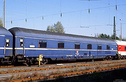 roter Schlafwagen WLABmh 174 (61 80 71-30 054-4) am 20.10.1999 in Dortmund Bbf