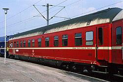 Schlafwagen WLABmh 174 (61 80 71-41 874-2) in rot/beige in Hannover Messebahnhof