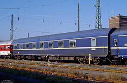 blauer Schlafwagen WLABsm 166.0 (61 80 75-70 406-3) in Dortmund Bbf