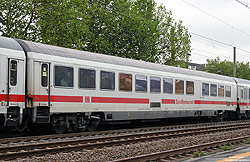 Speisewagen WRmz 134.1 (61 80 88-90 500-4) in Fernverkehrslackierung in Solingen Hbf