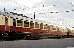 Speisewagen WRmz 135.0 (56 80 88-95 001-5) der AK-Eifelbahn in rot/beige in Köln Bbf