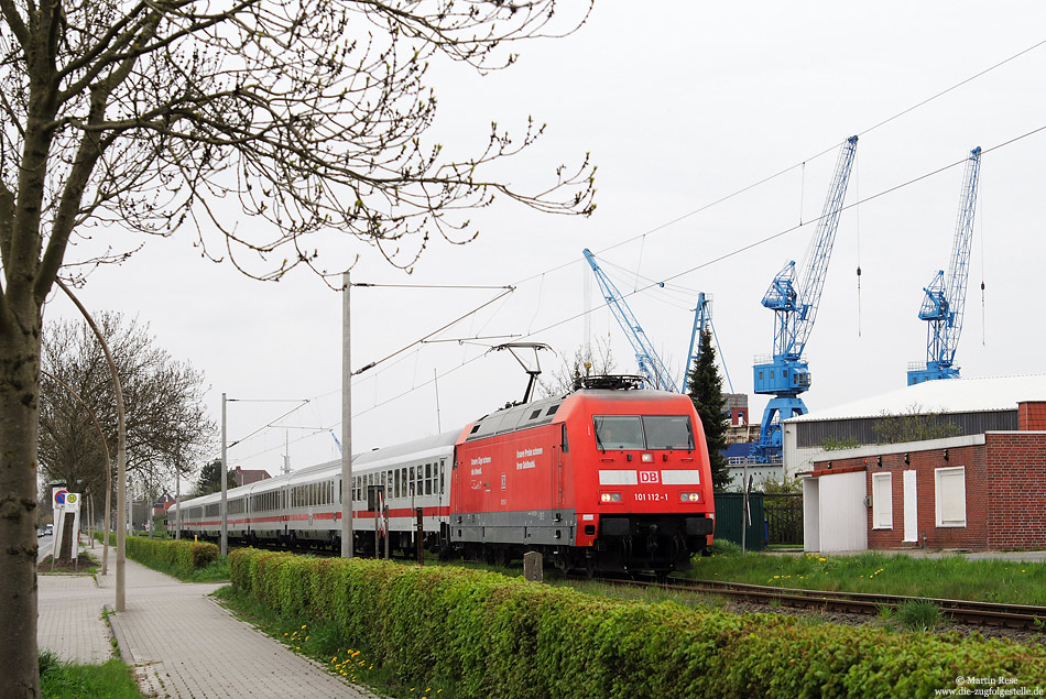 Seit der Aufnahme des elektrischen Zugbetriebes der 3,5 km langen KBS 396 (Emden - Emden Außenhafen), am 23.6.2006,  kommen im Reisezugverkehr planmäßig E-Loks zum Einsatz. Mit dem IC431 passiert die 101 112 die Cassens-Werft. 26.4.2008