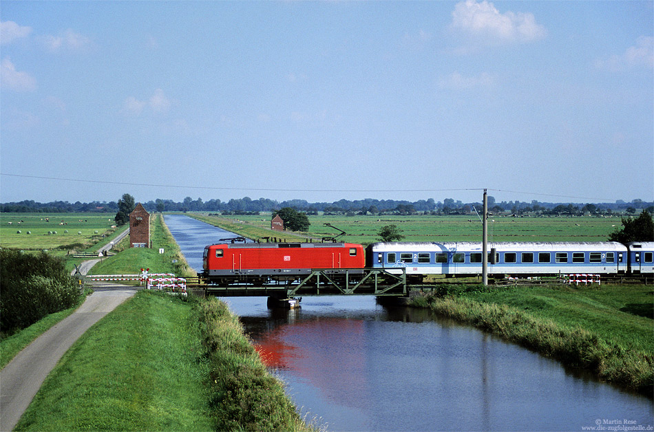 Mit dem IR2630 (Berlin Charlottenburg - Norddeich Mole) überquert die 112 139 den Nord-Georgsfehner-Kanal nahe Stickhausen Velde. 5.9.2002