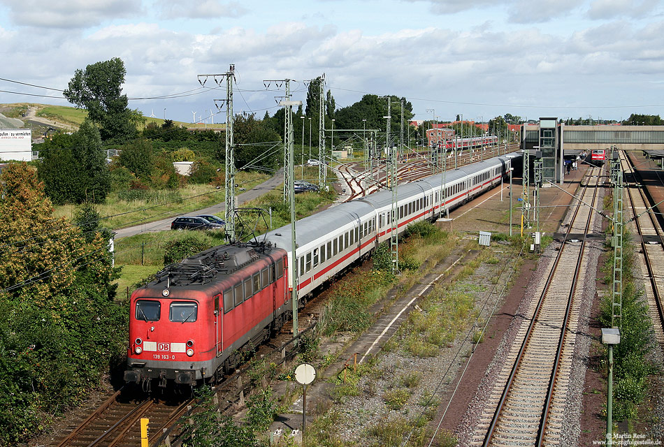 139 163 mit IC2332 nach Emden Außenhafen in Emden Hbf