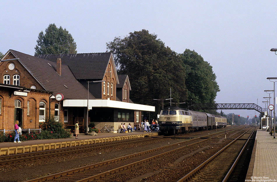 Mit dem E3275 (Osnabrück - Emden Außenhafen) fährt die Oldenburger 215 055 in Bad Zwischenahn ein. Neben dem Zuglauf ist auch der, aus Byg, Byl, Silberling und Silberlingprototyp gebildete Wagenpark beachtenswert! 21.9.1987