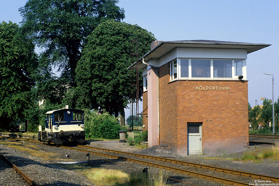 In Holdorf zweigte bis Ende 1995 die 7km lange Strecke nach Damme ab, wo bis 1963 ein Anschluss an die Wittlager Kreisbahn bestand. Der Reisezugverkehr endete auf dieser Strecke bereits am 15.2.1952. Nach der morgendlichen Bedienfahrt nach Damme ruht sich die Osnabrücker 332 097 in Holdorf, am ehemaligen Bahnsteig für die Züge nach Damme, erst einmal aus. 2.7.1986

