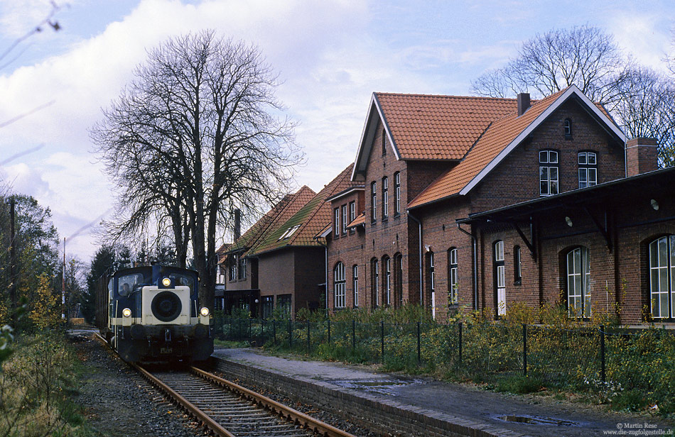 Auf dem Weg von Neuenburg nach Varel passiert die 333 208 den ehemaligen Bahnhof Zetel. 1.11.2008