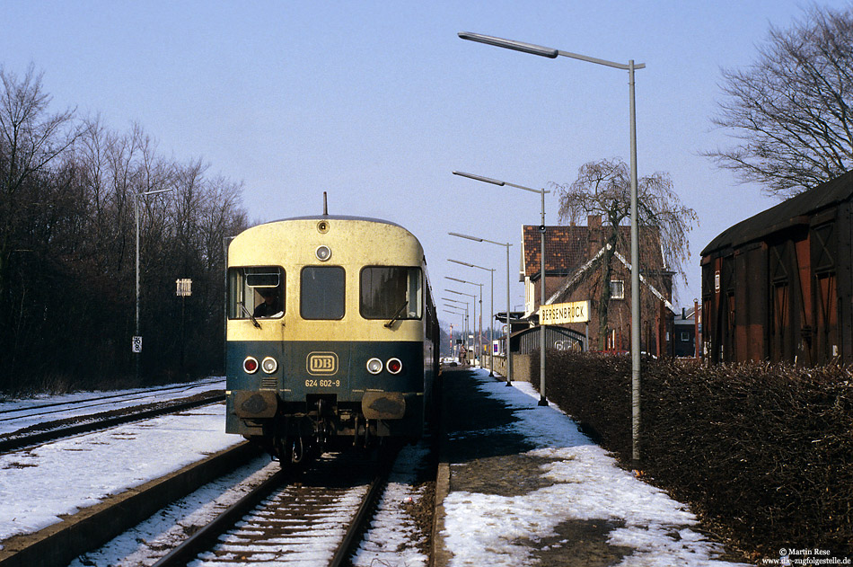 Auf dem Weg von Oldenburg nach Osnabrück wartet der E7342 in Bersenbrück die Kreuzung mit einem Gegenzug ab, 13.3.1987. Heute verkehrt hier die Nordwestbahn mit Triebwagen vom Typ LINT 41.