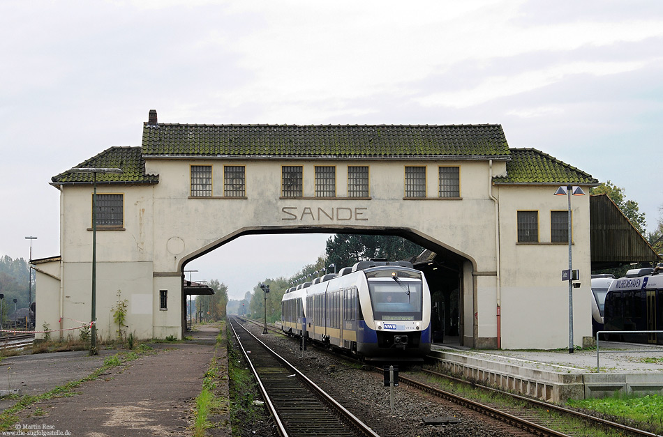 In den vergangenen Jahren hat die Nordwestbahn den Nahverkehr auf vielen Strecken in Niedersachsen übernommen. So ist heute auch der Verkehr auf der Strecke Oldenburg – Wilhelmshaven (KBS392) in fester Hand der LINT 41 der Nordwestbahn. Am 18.10.2008 legt der VT514 als NWB 81311 (Osnabrück – Wilhelmshaven) in Sande einen kurzen Zwischenstopp ein. In den nächsten Jahren wird die Strecke elektrifiziert, so dass hier auch der Fernverkehr sein Comeback feiern könnte.