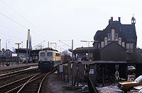 Da ich meine Grundausbildung bei der Bundeswehr in Brake absolvierte, entstand am hiesigen Bahnhof auch das eine oder andere Eisenbahnfoto. Mit dem E3080 am Haken legt die Seelzer 141 325 in Brake einen kurzen Halt ein. 20.3.1987