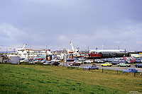 Vom Anleger in Harle starten die Schiffe zur Insel Wangerooge. Am Abend des 17.8.1986 wartet der N7563 auf die letzte Fähre, um die Inselbesucher nach Sande zu bringen. Die Anreise per Bahn ist heute nicht mehr möglich, da die Strecke im Mai 1988 stillgelegt und 1990 abgebaut wurde.