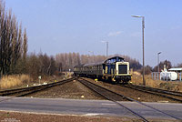 Aus Wilhelmshaven kommend fährt die 211 252 mit dem E7535 in Sande ein. Nachdem die Lok den Wagenpark umfahren hat, geht die Fahrt weiter auf der Ostfriesischen Küstenbahn nach Esens. 7.4.1987
