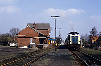 Zum Fahrplanwechsel am 28.Mai 1983 wurde der Reisezugverkehr zwischen Norden und Esens eingestellt und der Abschnitt Dornum - Esens anschießend abgebaut. So war für den E7520 aus Wilhelmshaven, bespannt mit der Osnabrücker 211 252 am 7.4.1987 in Esens Endstation. 