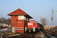 295 003 im Bahnhof Emden Außenhafen mit Stellwerk Eaf und Formsignal