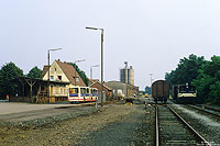 Am Nachmittag des 2.7.1986 fuhr die 332 097 noch einmal nach Damme. Hier konnte ich die Lok beim Rangieren fotografieren. Anfang 2000 wurde die Strecke abgebaut. Auf der Trasse befindet sich heute ein Radweg.

