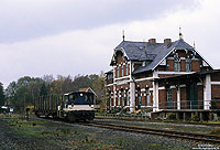 Auf der Strecke von Varel nach Neuenburg wurde der Güterverkehr im Dezember 2002 eingestellt, während der letzte Reisezug bereits im Mai 1954 verkehrte. Am 1.11.1988 hatte die 333 208 mit ihrem kurzen Güterzug gerade den Endbahnhof erreicht, nachdem sie unterwegs schon einige Anschlüsse bedient hatte.
