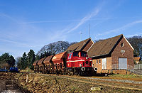 Mit einigen Güterwagen war die L1 am 5.2.2005 auf dem Weg nach Werlte, fotografiert in Sögel. Seit 1993 firmiert die Hümmlinger Kreisbahn zusammen mit der Meppen-Haselünner-Eisenbahn zur Emsländischen Eisenbahn.