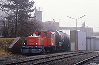 Am trüben 27.2.1987 rangiert die Lok 1 (Deutz 56580/1957) der Fettraffinerie in Brake.