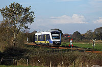 Unzählige technisch ungesicherte Bahnübergänge queren die KBS393. Auf dem Weg von Esens nach Wilhelmshaven passiert der VT648 075 nahe Burhafe einen solchen Überweg. 5.11.2013