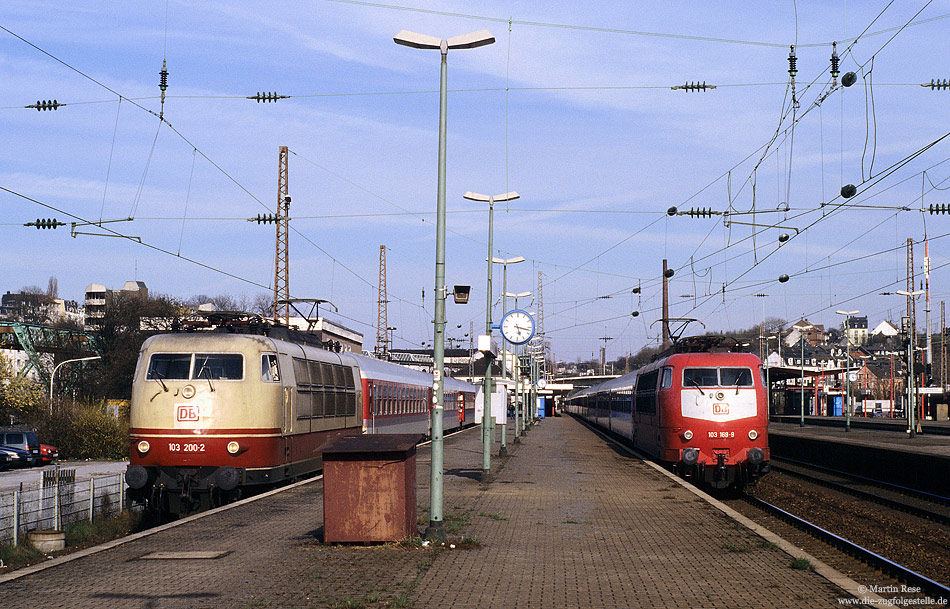 Begegnung der 103 200 und 103 169 im Bahnhof Wuppertal Oberbarmen
