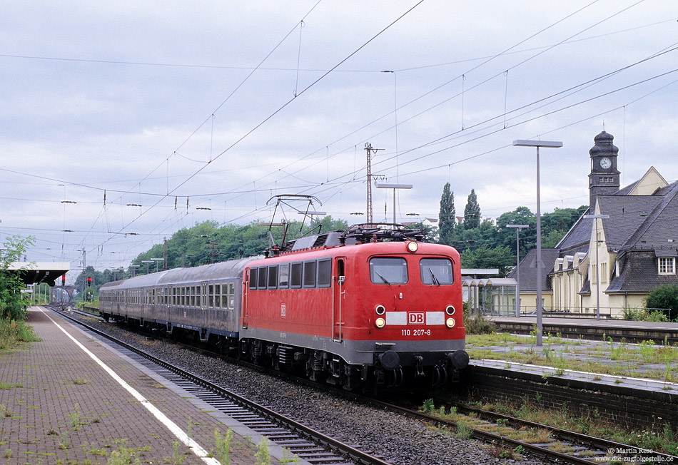 110 207 mit drei Silberlinge als Lr im Bahnhof Wuppertal Vohwinkel