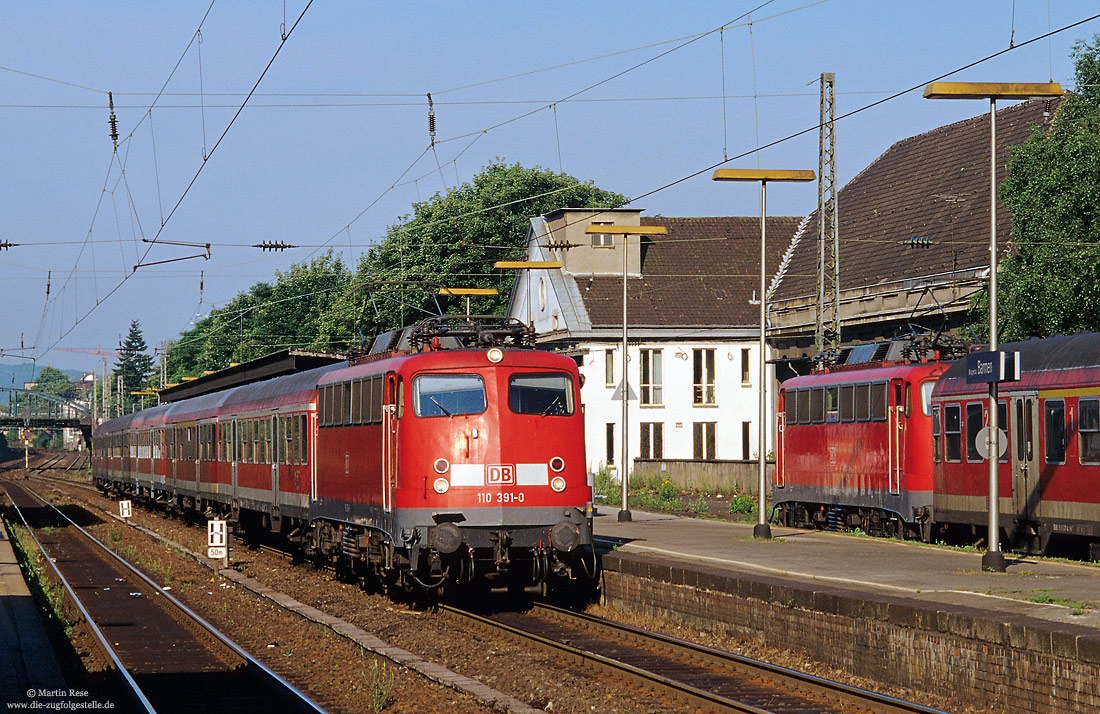 110 391 begegnet einer weiteren Lok der Baureihe 110 im Bahnhof Wuppertal Barmen