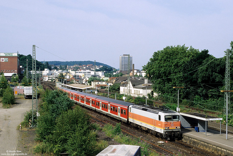143 581 grau orange mit S8 am Haltepunkt Wuppertal Unterbarmen