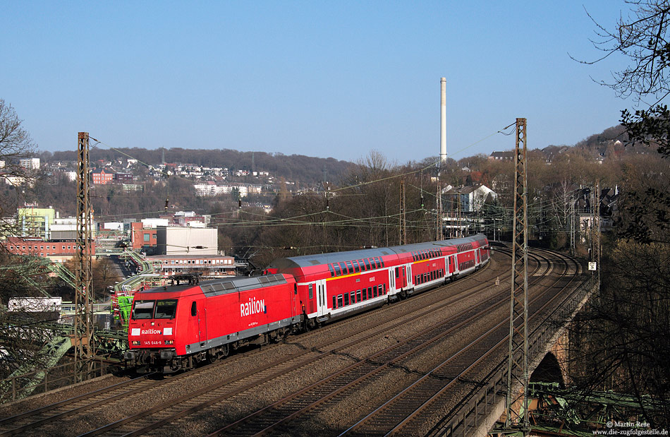 145 046 mit Railion-Beschriftung mit RE10420 nach Aachen am Hhaltepunkt Wuppertal Zoologischer Garten