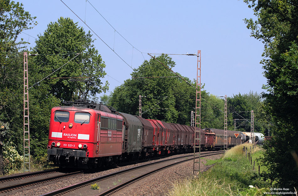 151 021 in orientrot und Railion-Beschriftung mit Güterzug bei Gruiten