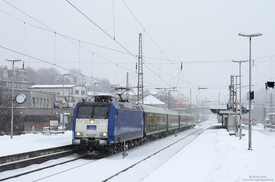 185-CL 001 mit Eurobahn-Ersatzzug im Bahnhof Wuppertal Oberbarmen im Schnee