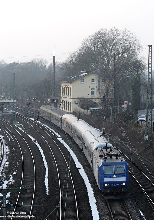 185-CL 009 mit Eurobahn-Ersatzzug nach Hamm im Bahnhof Gruiten