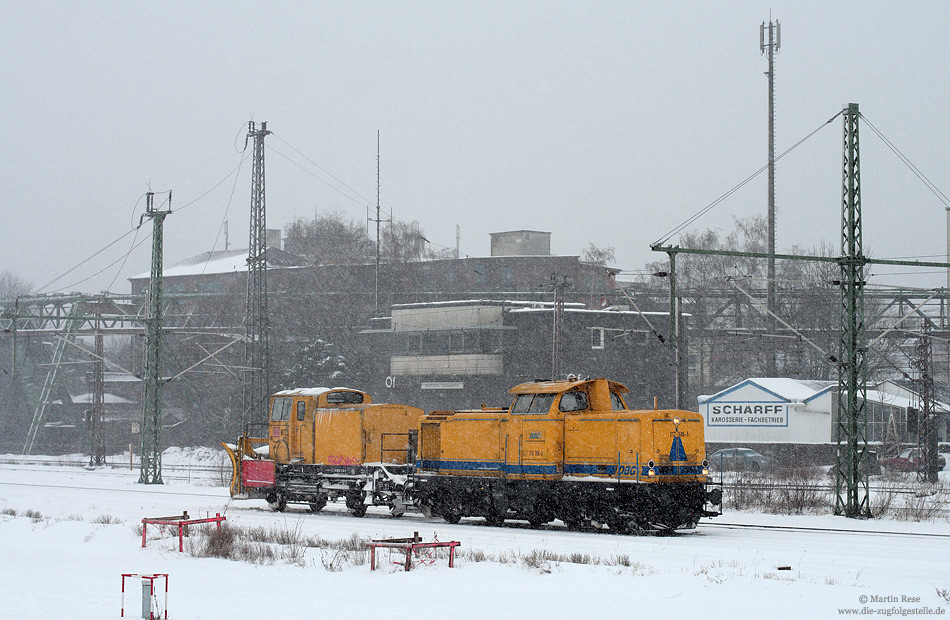 212 306 von Deutsche Bahn Gleisbau, fotografiert in Wuppertal Oberbarmen im Schnee