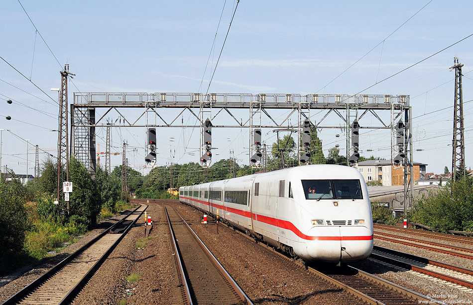 402 019 als ICE558 in Hamm mit Signalbrücke