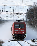 101 125 mit IC2028 im Bahnhof Wuppertal Vohwinkel im Schnee