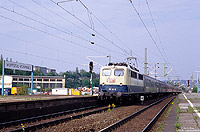 110 119 im Bahnhof Wuppertal Vohwinkel mit ehemaligen Lokschuppen vom Bw Vohwinkel