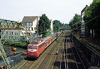 110 127 mit RE11226 zwischen Wuppertal Oberbarmen und Wuppertal Barmen mit Schwebebahn