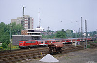110 158 mit RE11221 nach Koblenz im Bahnhof Opladen mit Stellwerk