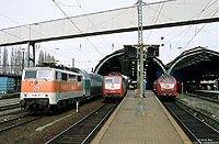111 136, 111 118 und 218 129 im Bahnhof Hagen Hbf mit Postbrücke