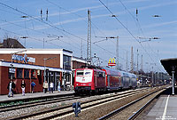 111 138 in orientrot im Bahnhof Solingen Hbf vor dem Umbau