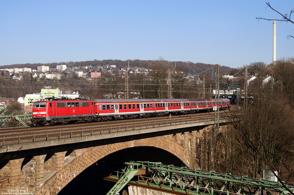 Nahe des Haltepunktes Wuppertal Zoologischer Garten überquert die KBS455 die Wupper und die Schwebebahn. Hier fährt die Kölner 111 157 mit einer Regionalbahn nach Köln Hbf. 15.2.2008