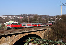 Nahe des Haltepunktes Wuppertal Zoologischer Garten überquert die KBS455 die Wupper und die Schwebebahn. Hier fährt die Kölner 111 157 mit einer Regionalbahn nach Köln Hbf. 15.2.2008