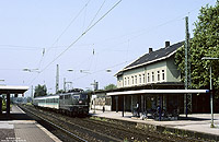 140 805 in grün mit CityBahn 5627 im Bahnhof Holzwickede mit Empfangsgebäude