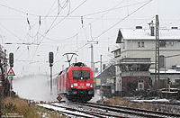 182 003 im Einsatz für DB-Fernverkehr mit IC2023 im Bahnhof Leichlingen im Schnee