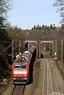 185 063 mit Güterzug bei Opladen mit Wupperbrücke