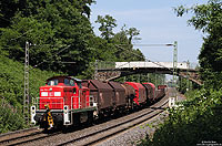 294 720 mit Güterzug an der Fußgängerbrücke südlich von Solingen Hbf