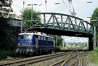 110 121 als E10 121 im Bahnhof Wuppertal Langerfeld mit Stahlbrücke