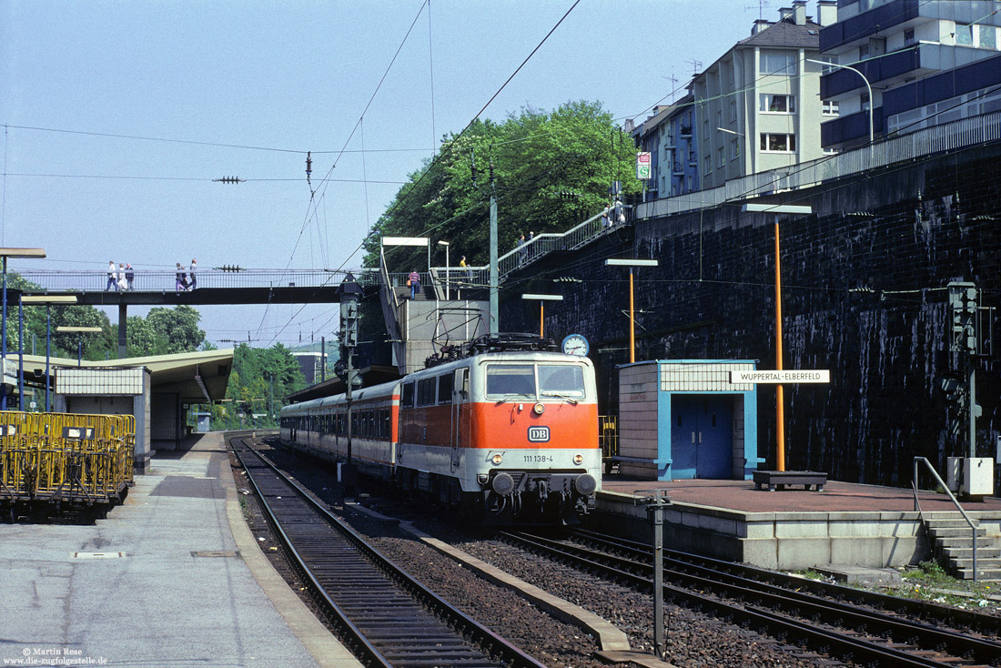 111 138 als S8 im Bahnhof Wuppertal Elberfeld vor der Umbenennung in Wuppertal Hbf