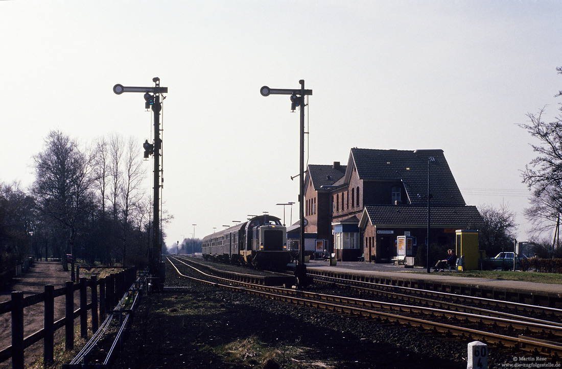211 252 mit Nahverkehrszug nach Wilhelmshaven im Bahnhof Esens
