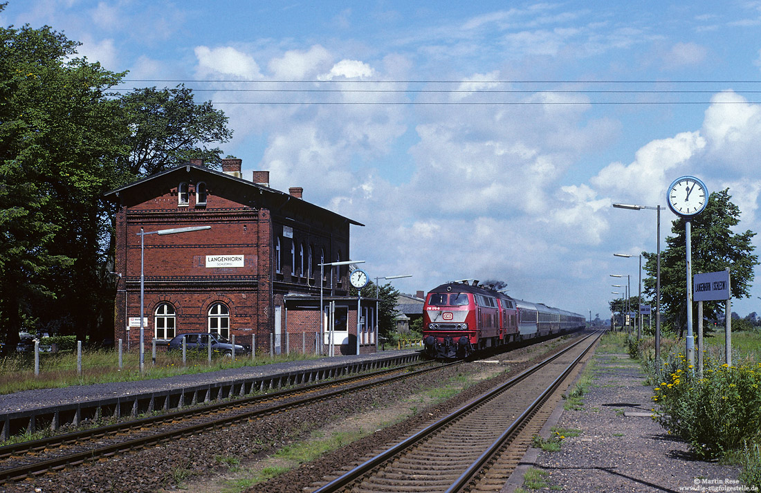218 175 mit IC633 Westerland - Dresden im Bahnhof Langenhorn mit Empfangsgebäude